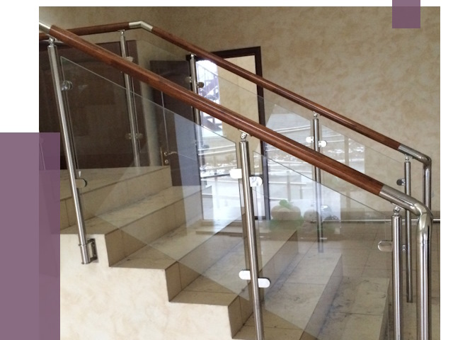 Комбинированные перила из металла и дерева в Раменском